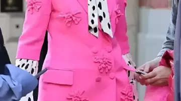 Blazer fleuri rose en appliqué porté par Elsbeth Tascioni (Carrie Preston) à Elsbeth