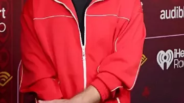 Chaqueta roja que lleva Bobby Bones en Bobby Presentando a Carrie Underwood