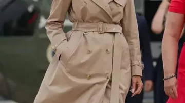 Gabardina que lleva Melania Trump en Melania Trump en Londres: Burberry, Dior y la moda diplomática en reuniones reales