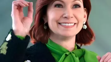 Elsbeth S03 Elsbeth Tascioni Manteau fleuri noir porté par Elsbeth Tascioni (Carrie Preston) tel que vu dans Elsbeth (S03)