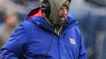 Brian Daboll NY Giants Blue Jacket en Cómo elegir la talla adecuada de camiseta de la NFL (Edición Nike)