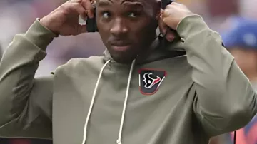 DeMeco Ryans Houston Texans saludan a la sudadera de servicio en cómo elegir la camiseta NFL de la talla adecuada (Edición Nike)