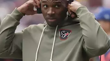 DeMeco Ryans Houston Texans saludan a la sudadera de servicio en cómo elegir la camiseta NFL de la talla adecuada (Edición Nike)