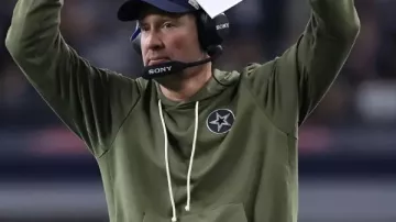 Brian Schottenheimer Dallas Cowboys saluda a la sudadera de servicio en Cómo elegir la camiseta NFL de la talla adecuada (Edición Nike)