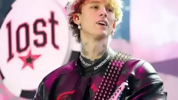 ¡Chamarra de cuero negra MGK F1 Las Vegas en ametralladora Kelly suelta confesión atrevida en F1 en Las Vegas!