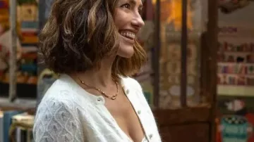 Problemas con champán 2025 Cárdigan de punto blanco Minka Kelly usado por Sydney Price (Minka Kelly) en Problemas de Champán