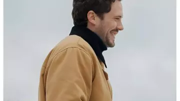 Chaqueta de trabajo de lona Tom Wozniczka Champagne Problems 2025 usada por Henri Cassell (Tom Wozniczka) en Champagne Problems