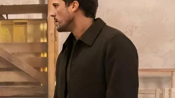 Champán Problemas 2025 Tom Wozniczka Chaqueta gris usada por Henri Cassell (Tom Wozniczka) en Champagne Problems