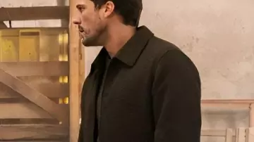 Champagne Problems 2025 Tom Wozniczka Grey Jacket porté par Henri Cassell (Tom Wozniczka) dans Champagne Problems