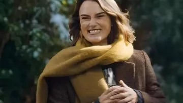 The Perfect Gift 2025 Keira Knightley Brown Blazer porté par elle-même (Keira Knightley) dans The Perfect Gift