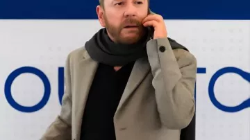 Tinsel Town 2025 Kiefer Sutherland Grey Coat porté par Bradley Mack (Kiefer Sutherland) à Tinsel Town