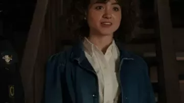 Natalia Dyer Stranger Things S05 Veste en jean bleue portée par Nancy Wheeler (Natalia Dyer) dans Stranger Things (S05)