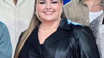 Robe blazer noire en frange en cuir synthétique portée par Self - Coach (Kelsea Ballerini) telle que vue dans The Voice (S28)