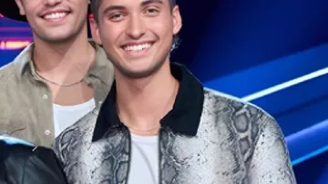 Chaqueta gris con estampado de serpiente usada por Self - Coach (Adam Levine) como se ve en The Voice (S28)