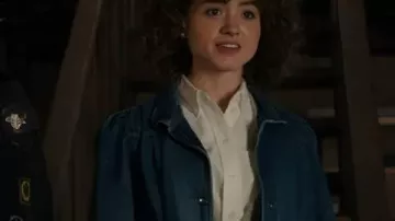 Stranger Things S05 Chaqueta vaquera azul de Natalia Dyer usada por Nancy Wheeler (Natalia Dyer) en Stranger Things (T05)