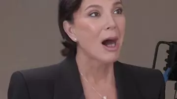 Le manteau noir de smoking Kris Jenner des Kardashians S7 porté par Self (Kris Jenner) dans The Kardashians (S06)