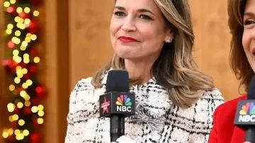 Abrigo de Tweed del Desfile de Acción de Gracias de Savannah Guthrie Macy's en DIRECTO: Desfile del Día de Acción de Gracias de Macy's 2025 EN DIRECTO desde Nueva York | Desfile de Macy's 2025 EN DIRECTO | N18G