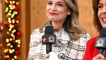 Abrigo de Savannah Guthrie en el Desfile del Desfile de Acción de Gracias de Macy's 2025 en el Estudio de Disfraces del Desfile de Acción de Gracias de Macy's