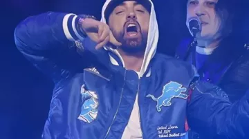 Chaqueta del Día de Acción de Gracias de Eminem Detroit Lions en el videoclip El nieto de Eminem ve la actuación sorpresa del descanso de Acción de Gracias