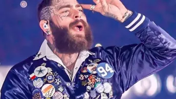 Post Malone Chiefs vs Cowboys Bomber Jacket en Post Malone COMPLETO del espectáculo del descanso de Acción de Gracias