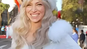 Debbie Gibson combinaison blanche en maille torsadée aujourd’hui