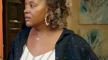 Tiffany Haddish perd la chemise perlée de Selina Martin portée par elle (Tiffany Haddish) comme on le voit dans Tiffany Haddish s’éloigne (S01)