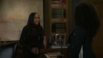 Set de falda de venda Fashion Nova Nara que lleva Hayley Lawson (Marquita Goings) como se ve en Más allá de las puertas (S01E176)