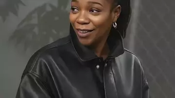 Veste en cuir Clayface Naomi Ackie portée par Caitlin Bates (Naomi Ackie) telle que vue dans Clayface