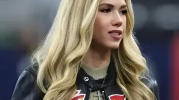 Chaqueta de cuero Gracie Hunt Chiefs vs Cowboys en Chiefs vs Cowboys: Las hijas de los dueños se enfrentan por el espectáculo de Bad Bunny en el descanso