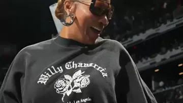 Queen Latifah 76ers contra Nets Sudadera negra en Nunca se lavó la ???? frente