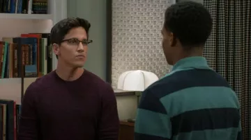 Jersey de algodón Pima Perfect de cuello redondo con cuello redondo Express usado por Bradley (Mike C. Manning) como se ve en Más allá de las puertas (S01E177)