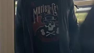 Camiseta negra con estampado que llevan Christopher Smith / Peacemaker (John Cena) en Peacemaker