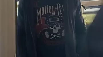 T-shirt noir à motifs porté par Christopher Smith / Peacemaker (John Cena) dans Peacemaker