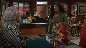 Sacoche de Kurt Geiger petite poignée supérieure en vache à motif de veau en poignée de vache porté par Eva Thomas (Ambyr Michelle) tel que vu dans Beyond the Gates (S01E177)