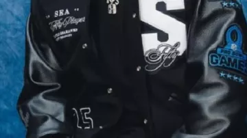 Chaqueta de los 50 mejores jugadores de los Seattle Seahawks llevada por Russell Wilson en Running Backs - Revelación del Top 50 de los Seahawks