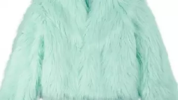 La vie d’une showgirl en manteau en fausse fourrure menthe porté par Taylor Swift dans ???? FIRST LOOK : Le merchandising de Taylor Swift « The Life of a Showgirl » | Épisode d’urgence