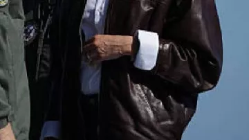 Chaqueta de cuero marrón que lleva Melania Trump entre Melania Trump y Brigitte Macron: ¿Cómo refleja la moda el poder de la Primera Dama?