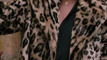 Abrigo de estampado Leapard que lleva Beth Duton en tráiler oficial de Yellowstone | Paramount Network