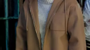 Veste marron portée par (Annaleigh Ashford) à Elsbeth