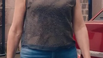 Camiseta bordada que lleva Kitty (Rosalie Craig) en Riot Women
