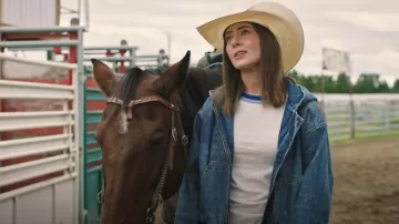 Sweat à capuche en jean imprimé bandana Bdg Daria porté par Katie Fleming Morris (Baye McPherson) tel que vu dans Heartland (S19E09)