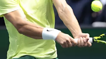 Camiseta amarilla llevada por Carlos Alcaraz en Cameron Norrie SHOCKS número 1 mundial Carlos Alcaraz! | Aspectos destacados de París 2025