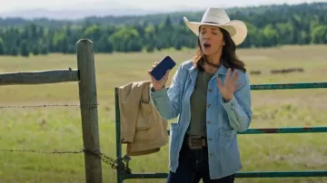 Chaqueta de tareas azul claro Sezane Will Forever que lleva Lou Fleming (Michelle Morgan) como se ve en Heartland (S19E09)