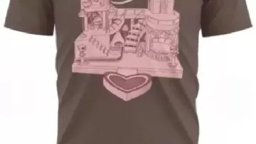 Camiseta Short N Sweet Tour House Tour que lleva Sabrina Carpenter en Sabrina Carpenter - Tears (Vídeo oficial)
