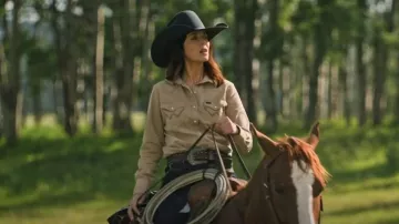 Camiseta Western, de manga larga para mujer Wrangler, llevada por Lou Fleming (Michelle Morgan) tal como se ve en Heartland (S19E09)