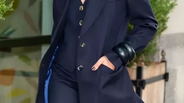 Blazer bleu marine porté par Tessa Thompson dans Tessa Thompson on Halloween Costume Dilemme, Organiser des fêtes chez elle & Nouveau film Hedda