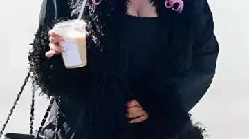 Chaqueta negra que lleva Bebe Rexha en Bebe Rexha - Himno Nacional de EE. UU. | En directo 2025