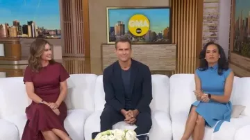 Camiseta de Ann Taylor con cuello falso de hombros anchos y cuello falso llevada por Linsey Davis, vista en Good Morning America el 27 de noviembre de 2025