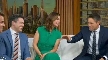 Chemise portefeuille Scanlan Theodore en tricot crêpe portée par Rebecca Jarvis telle que vue dans Good Morning America le 28 novembre 2025