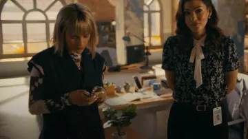 Chaleco Amika de Veronica Beard llevado por la Dra. Ingrid Derian (Eve Harlow) como se ve en Watson (S02E07)